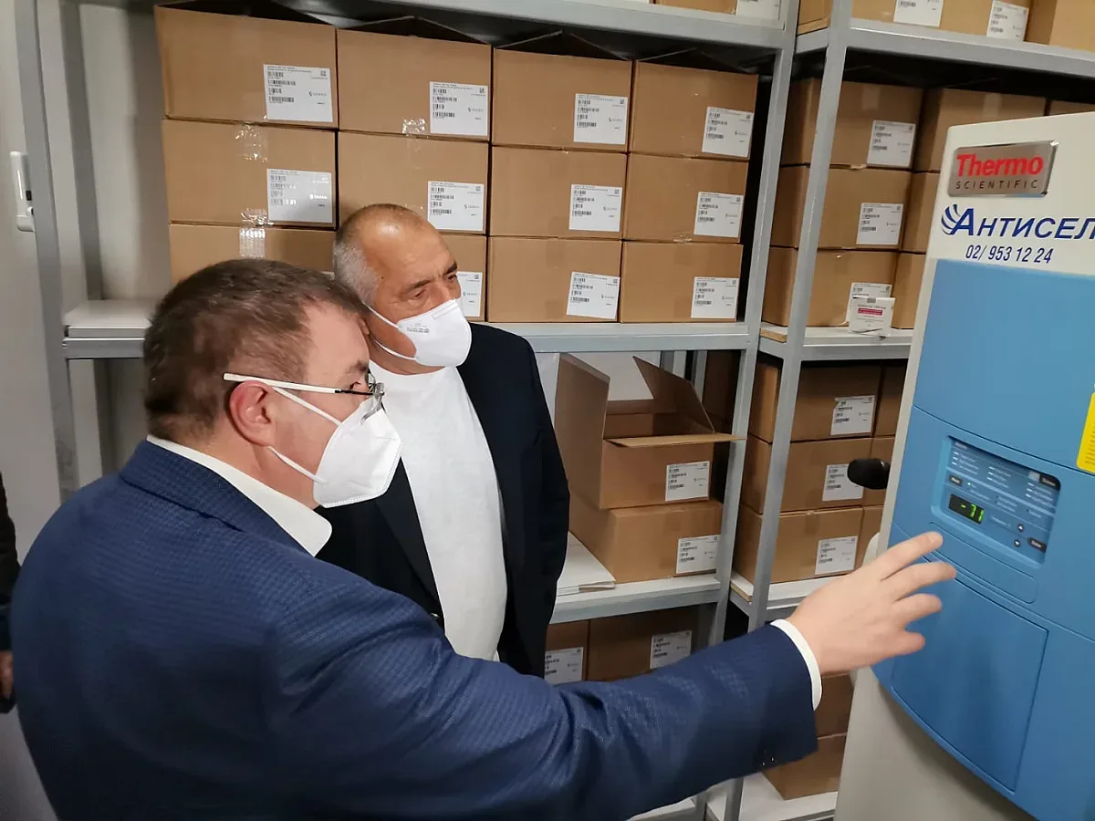 Борисов нагледа хладилниците за ваксини