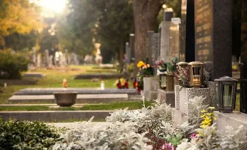 Роднини в шок! Положили непознат човек в гроба