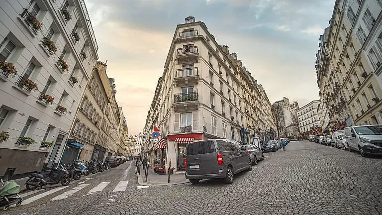 Бездомници заеха празен хотел в Париж