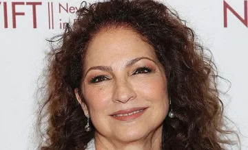 Фен без маска заразил Глория Естефан с Ковид