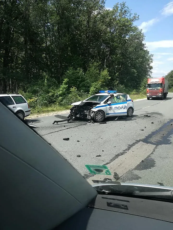 Пил шофьор блъсна патрулка, полицай почина