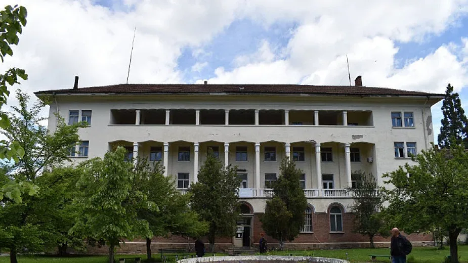 Затвориха болница в Перник заради медици с ковид