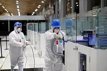 Лекар издири пациент с деменция и COVID-19