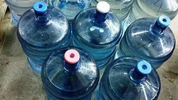 Митничари задържаха туби пълни с 190 л ракия
