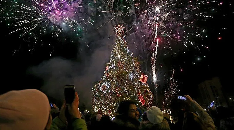 Палят коледната елха на София без публика