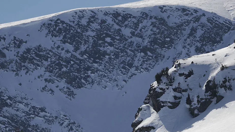 Не е шега!  5 см. сняг на възхитително място у нас