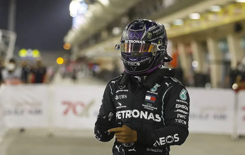 Хамилтън победи в кървавото меле на Формула 1