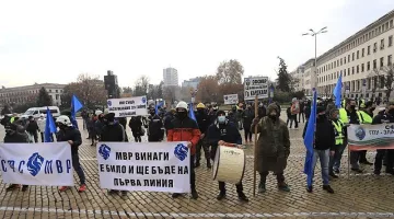 Полицаите си търсят обратно честта и достойнството