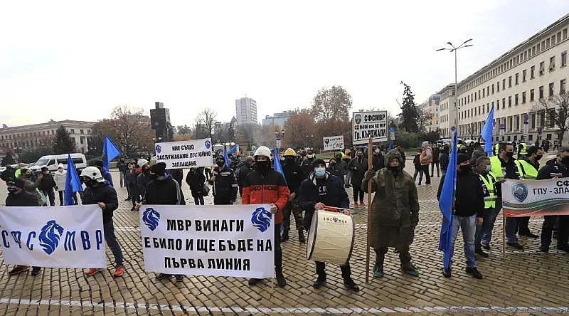 Полицаите си търсят обратно честта и достойнството