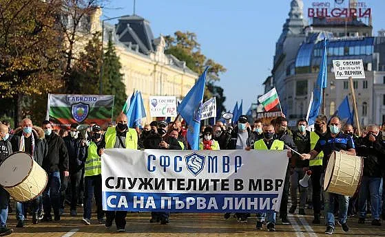 Полицаите пак на протест, искат 30% скок на заплатите