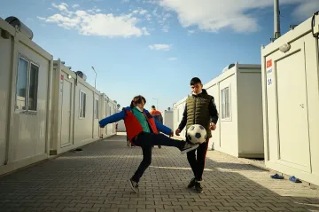 "Град-контейнер" за оцелелите от земетресението в Измир