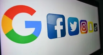 Прокурори искат Facebook да ограничи антиваксърите