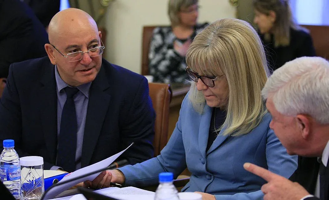 Две министърки от ГЕРБ скочиха на Ревизоро