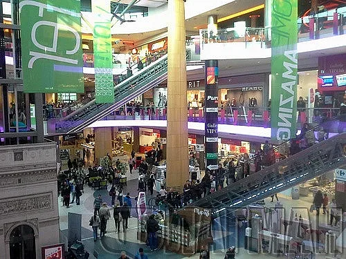 Шоу: Моловете работят почти до полунощ