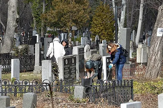 И погребението с касов апарат
