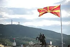 Скопие обръща плочата, но ропотът продължава