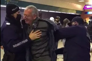 Бивш зам.кмет се гаври. Пак без маска в метрото