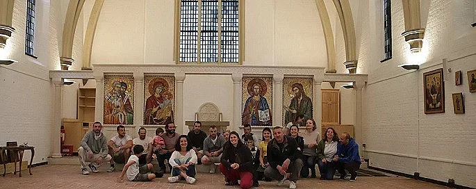 Българи се молят пред нов иконостас в Хамбург