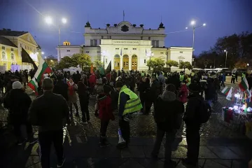 Протестиращи нахлуха на Коледния базар