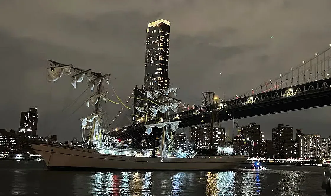 Ню Йорк е в ужас! Мексикански кораб удари емблематичен мост в града