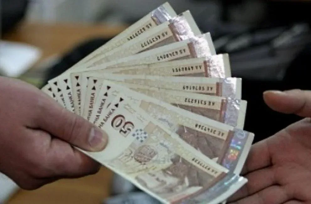 30 бона заплата у нас? Колко ги взимат