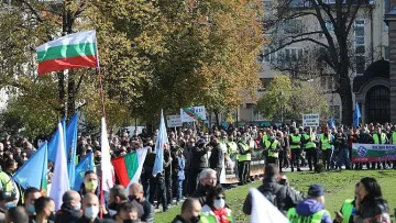По-високи заплати и за полицаите