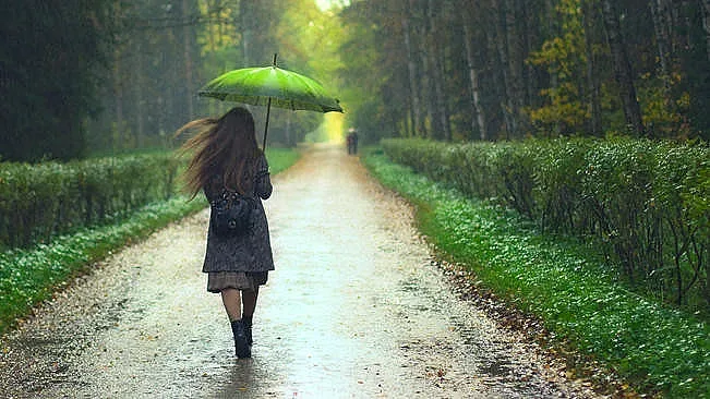 Мрачно време с облаци и дъжд