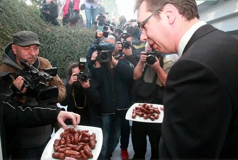 Вучич пече кебапчета на събор в Ниш