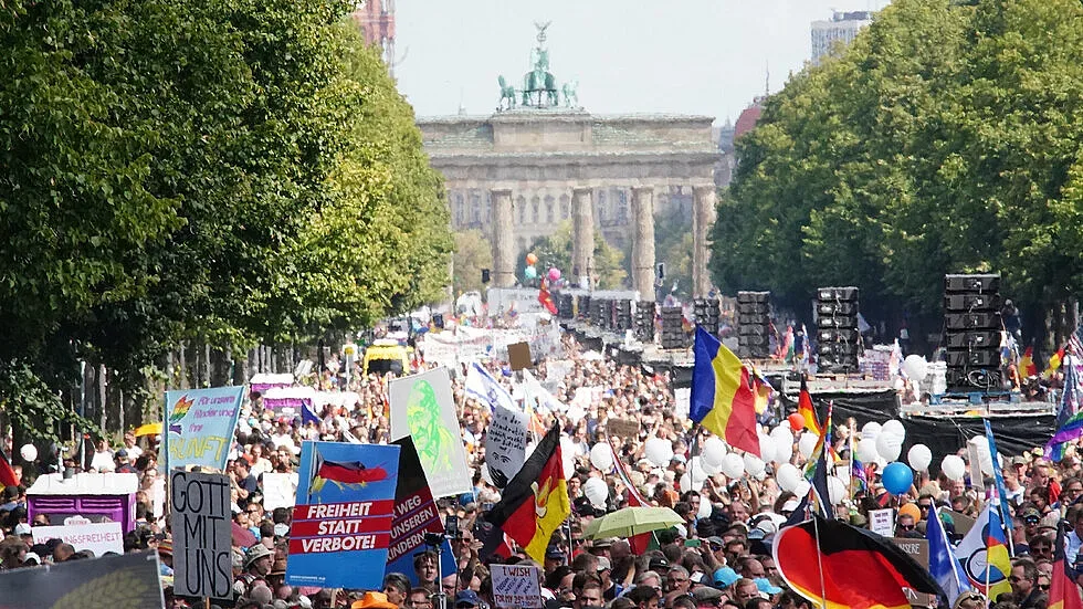 77 ранени полицаи на протест срещу ковид мерките