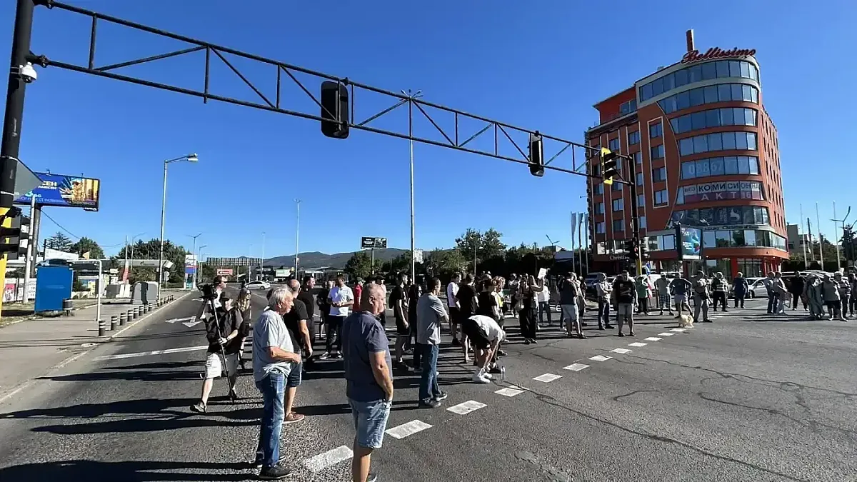 Два протеста затвориха ключово кръстовище