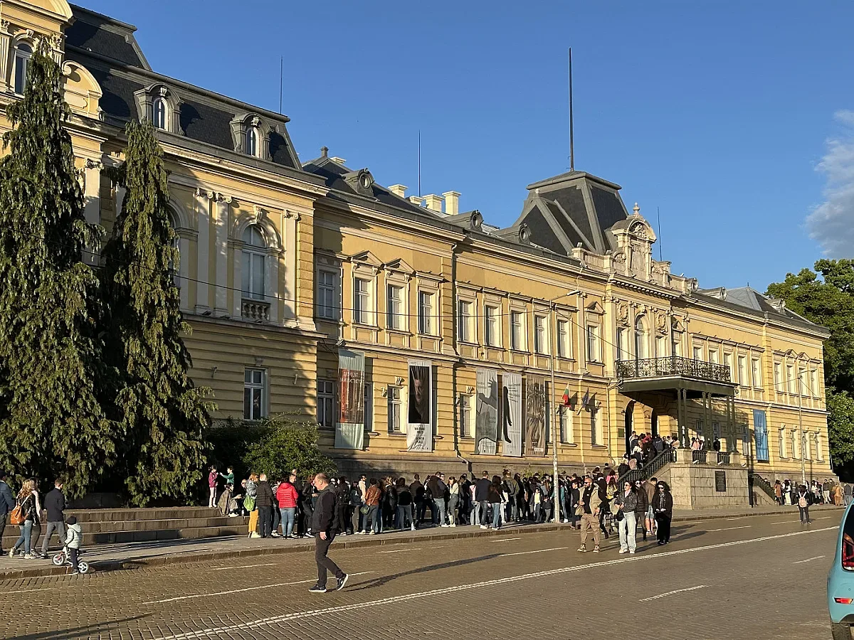 В Нощта на музеите! Изумителни опашки и без градски транспорт (Снимки)