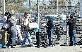 Брад Пит закара храна на бедните