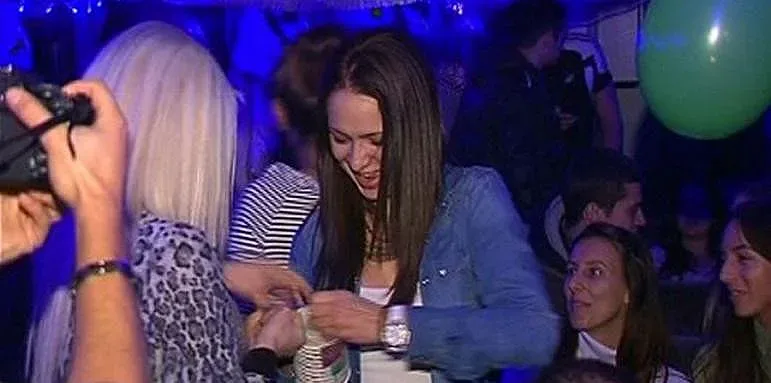 Търси се вратичката за 8 декември