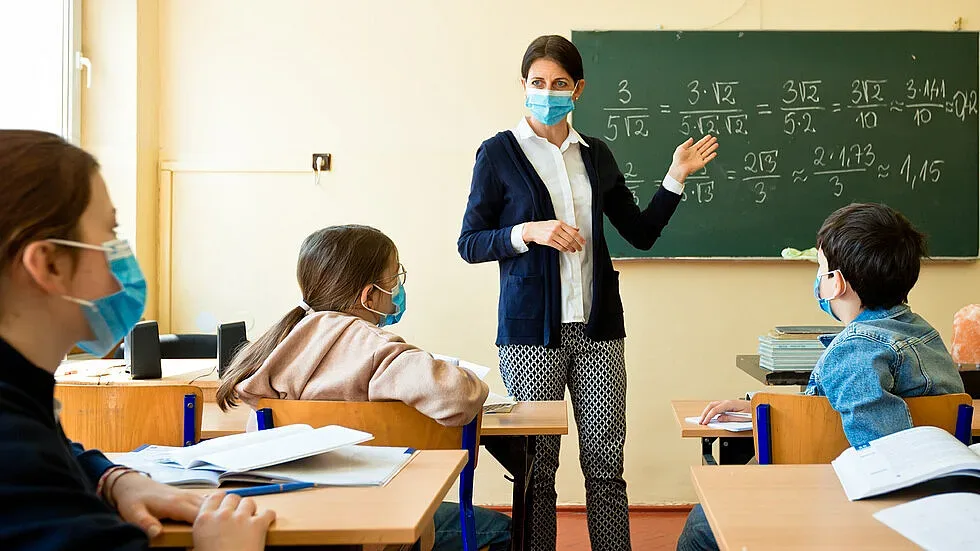 Подпис дели маските от учениците