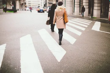 Шофьор блъсна пешеходец и избяга