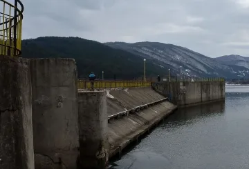 Туристи откриха теч в стената на язовир "Панчарево"