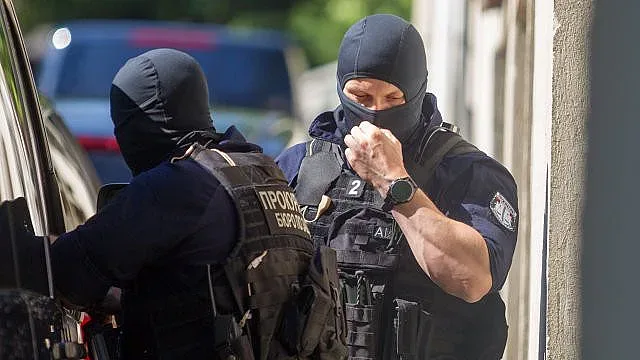 Домашен арест за шефа на охраната на Божков