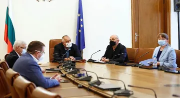 Здравният министър готви план за ваксиниране