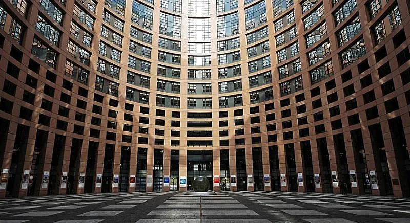 ЕС ни натиска за бързо съглашение със Скопие