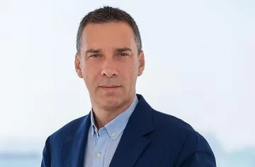Кметът на Бургас спасява прогонената санитарка