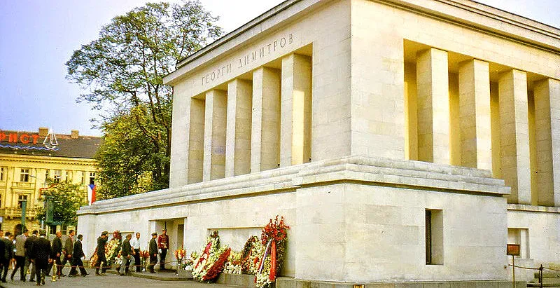 Мавзолеят оживява в НИМ