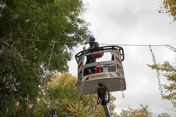 Започна монтирането на коледната украса в Стара Загора
