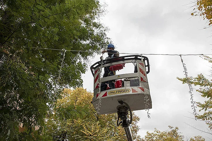 Започна монтирането на коледната украса в Стара Загора