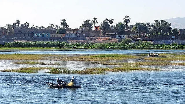 Жива риба заседна в гърлото на рибар