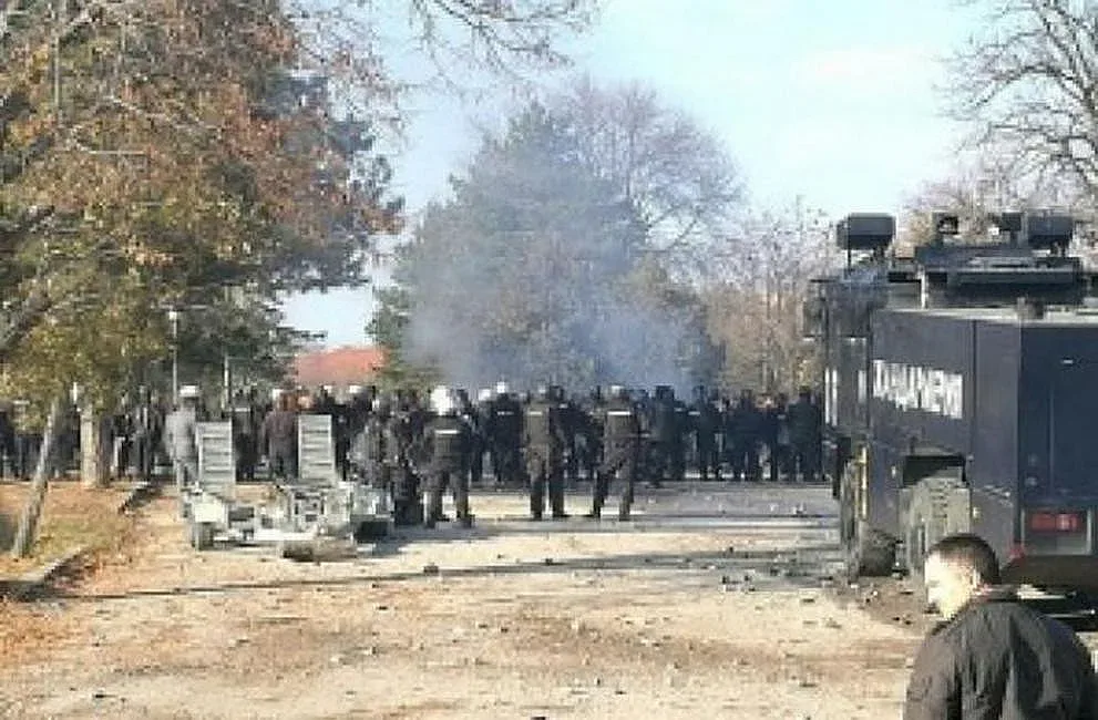 Искри в Харманли. Бежанци се бият с камъни