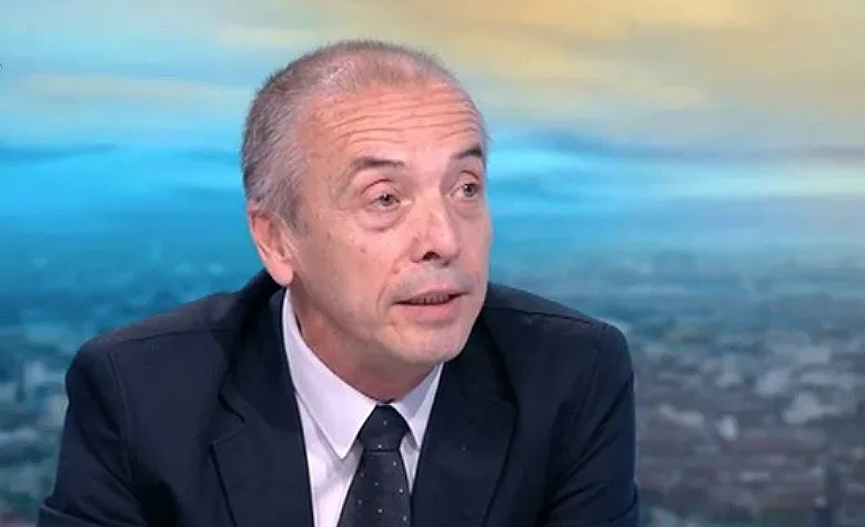 Доц. Мангъров получава половин заплата