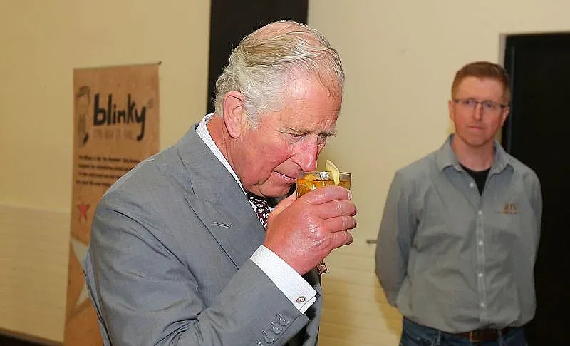 Принц Чарлз събира пари от алкохол