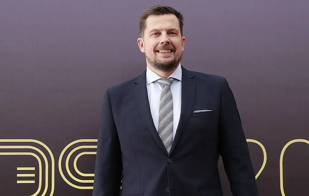 Известен тв. водещ загина, самолетът му се разби