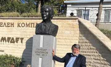 Вежди извая бюст-портрет на Лъчезар Цоцорков