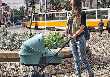 Луиза Григорова омеси погача за сина си